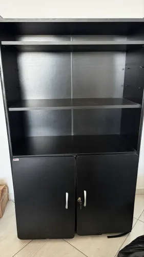 Armário de escritório com duas portas e prateleiras