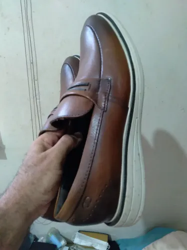 Sapatênis de couro marrom elegante e confortável