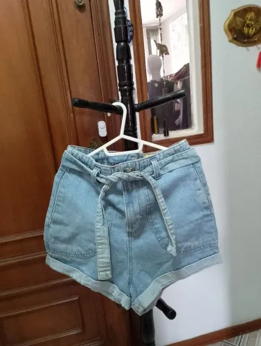 Shorts Jeans com Cinto.NOVISSIMO DE EXCELENTE QUALIDADE E ESTADO