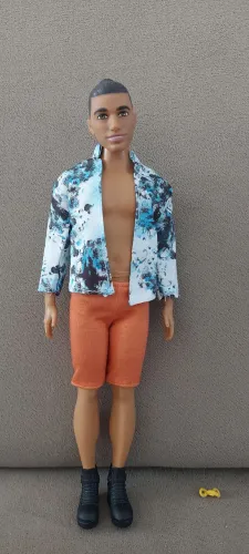 Boneco Ken Fashionista com coque.