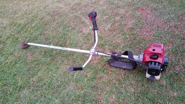 Roçadeira a gasolina lateral