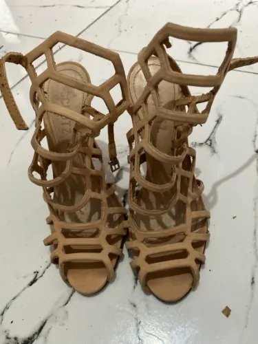 Sandália Schutz Bege - Elegância nos seus pés