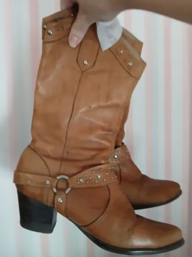 Bota estilo cowboy em couro