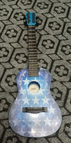 Violão First Act Discovery Travel com estampa de estrelas