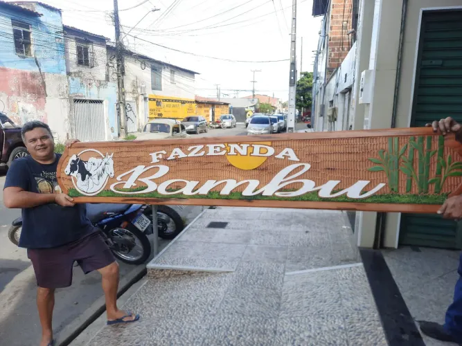 Placa de madeira para área externa
