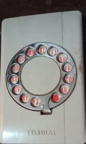 Antiga agenda telefônica com formato de disco telefônico - Anos 60