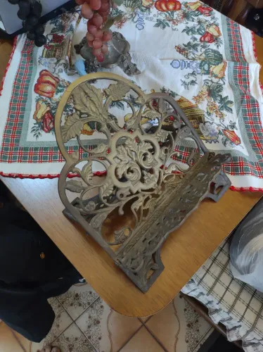 Antigo porta-bíblia em bronze