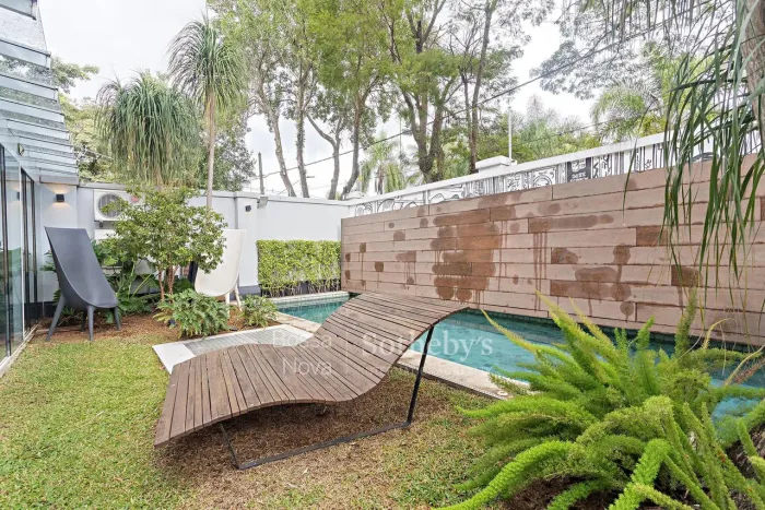 Casa em condomínio com piscina e automação residencial próxima ao Parque Villa-Lobos