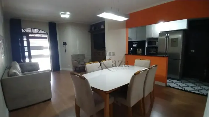 Casa - Jardim Santa Marina - Jacareí - 2 Dormitórios - 60m².