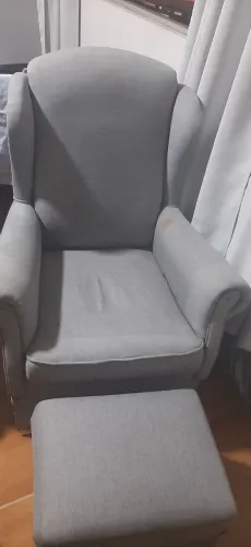 VENDE-SE POLTRONA COM PUFF
