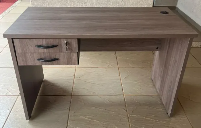 Mesa escritório com 2 gavetas com chave Cor MDF Noz 1,40x0,60m