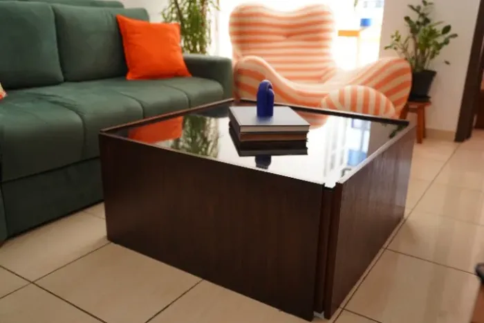 Mesa de centro em jacarandá com tampo de vidro | Estilo anos 70