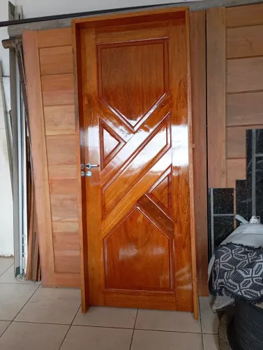 Venda de portas de madeira de lei maciça simples e trabalhadas