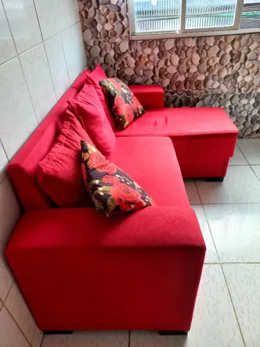 Um sofá vermelho, zap *60. Sônia