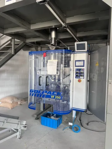 Empacotadora vertical GolPack VF250 automática com balança multicabeçotes