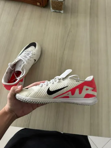 Chuteira Nike Futsal Air Zoom Vapor 15 Academy Branca/Vermelha 