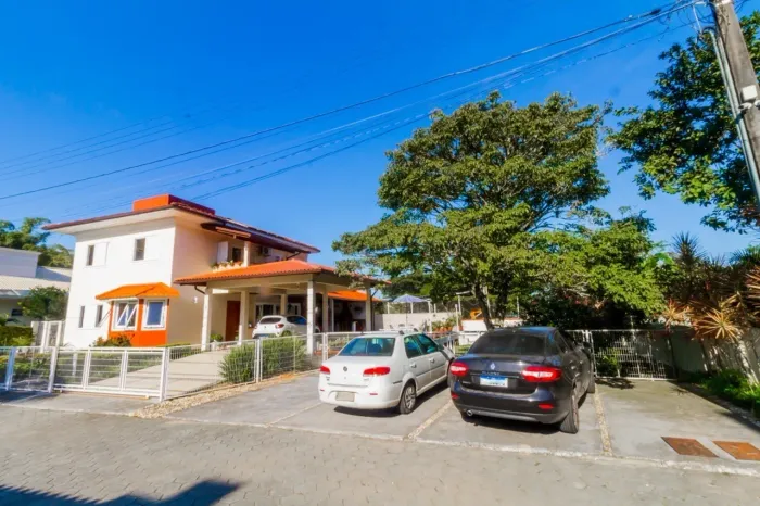 Casa de 4 dormitórios no Sambaqui