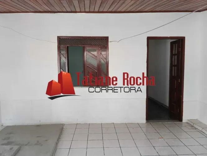 Alugo excelente casa em rua pública no bairro Parque Ipe.