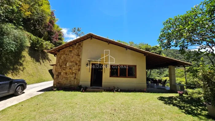 Encantadora Casa Linear com 3 suítes próximo ao Castelo Itaipava