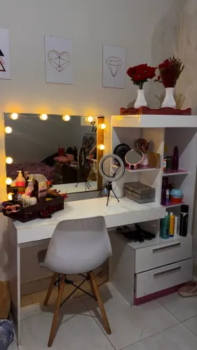 PENTEADEIRA COM ESPELHO E PRATELEIRAS