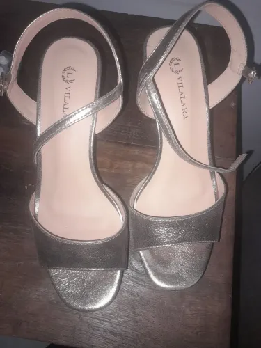 Vendo uma Sandália Da Marca Vila Lara.