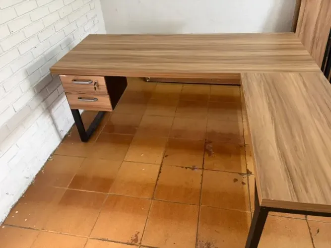 Mesa em L 1,70 X 1,60 c/ gaveta