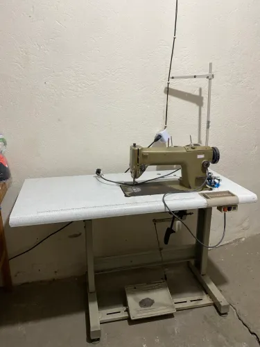 Máquina reta de costura