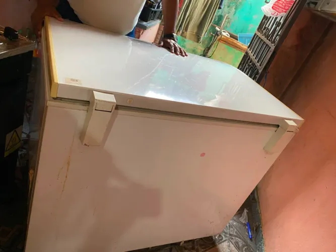Freezer 1 porta 305 L somente um detalhe, não tem a alça da tampa...