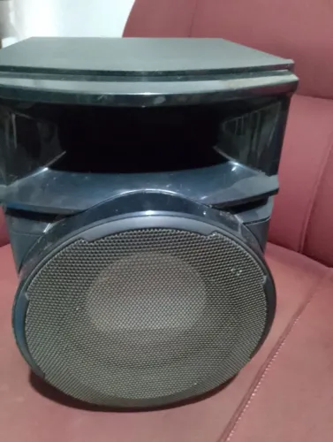 Vendo uma caixa de som grande com fio antigo da LG