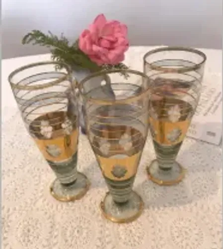 Conjunto com 3 Taças Vintage Douradas Decoradas - Estilo Clássico Retrô