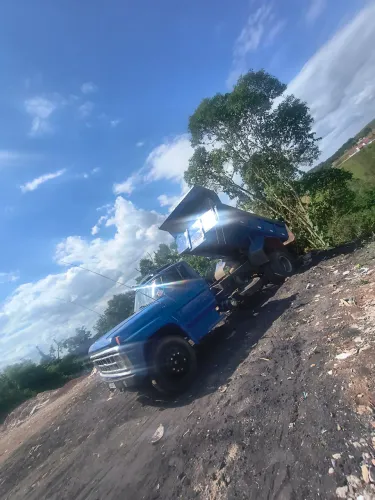 Caminhão toco caçamba 