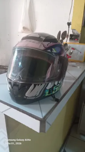 Vendo capacete em bom estado com fone adaptado , sem o carregador valor 150, 00 n° 58