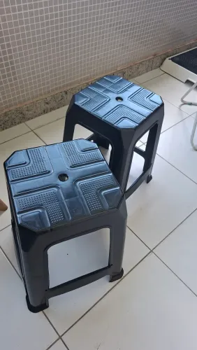 2 Banquinhos Plásticos Pretos - Ótimo Estado