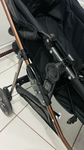Carrinho de Bebê e Berço Moises Napoli Preto Cobre Galzerano com bebê conforto