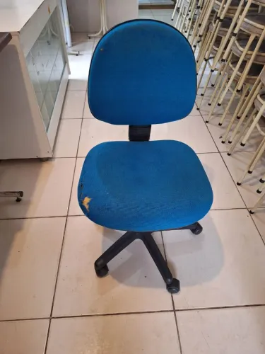 Cadeira usada conforme detalhes das fotos