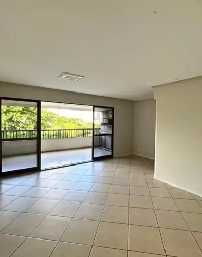 VENDO EXELENTE APARTAMENTO COM TRÊS QUARTOS, VARANDA AMPLA,140 METROS QUADRADOS.