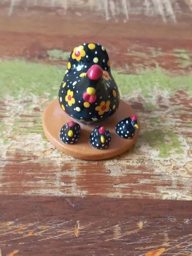 Enfeite Galinhas com pintinhos - Em excelente estado
