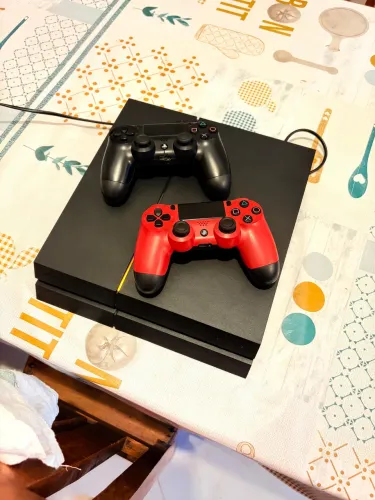 PLAY STATION 4 + 2 CONTROLES e 4 JOGOS
