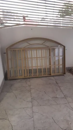 Janelas de 1,83 metro de largura por 1,20 metro de altura
