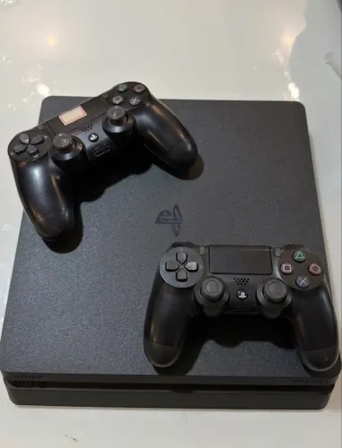 Ps4 com 2 controles