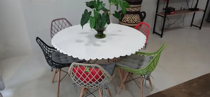 Mesa moderna de vidro com 6 cadeiras.