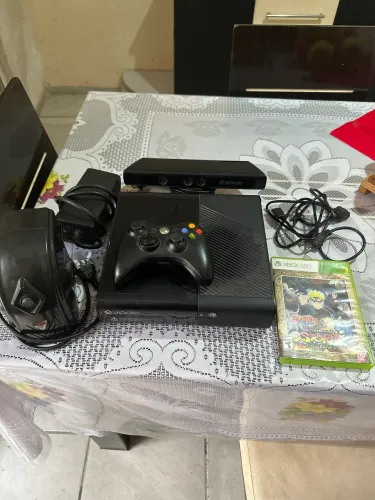 Xbox 360 - 256 GB travado, perfeito estado