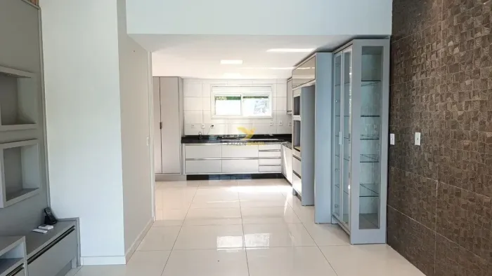 Casa de Alto Padrão à Venda com 350m² - Ponta de Baixo, São José