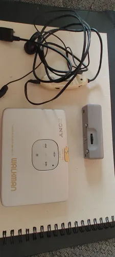 toca-fitas portátil (Walkman) da Sony, modelo WM-EX777. - Japão 1993 funcionando