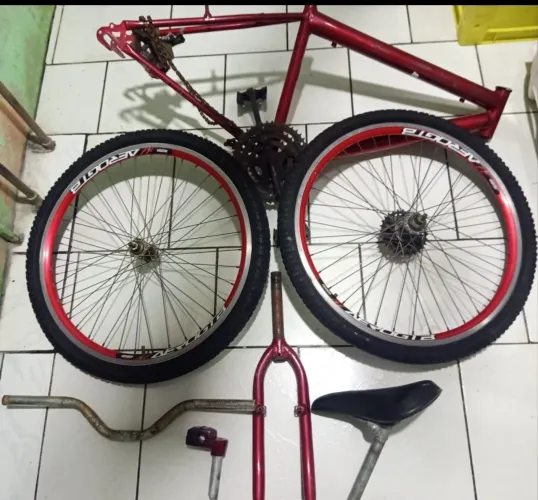 Bicicleta desmontada à venda