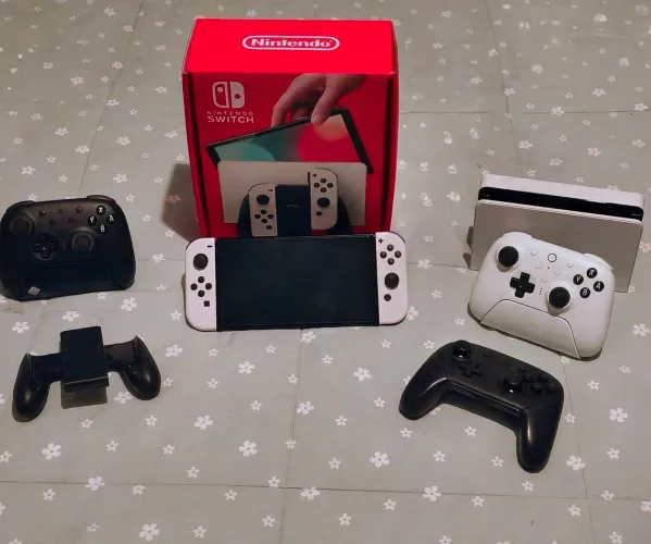 NINTENDO SWITCH OLED + 3 CONTROLES