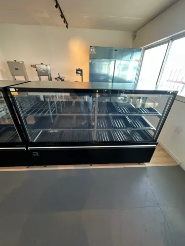 Balcão açougue 2M prateleira ar forçado e aquecimento no vidro refrimate