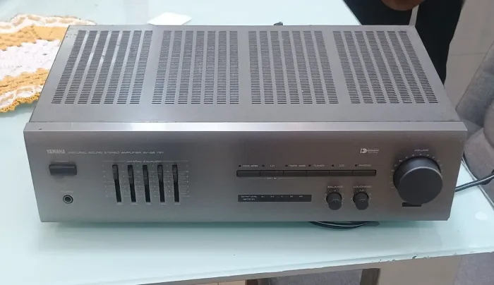 Amplificador Yamaha funcionando 