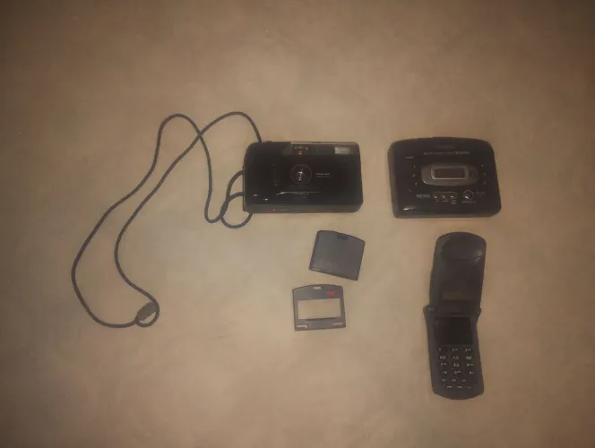 KIT RELÍQUIAS ELETRÔNICAS (CÂMERA + RÁDIO + CELULAR ANTIGO)