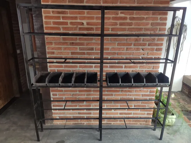 Prateleiras,mesa,bancada,armário,gaveteiro.